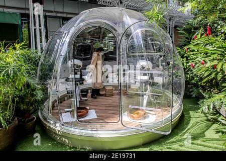 Manila. Januar 2021. Ein Mitarbeiter mit Gesichtsmaske reinigt am 5. Januar 2021 in einem Hotel in Manila, Philippinen, die Massagegeräte in einem Mehrzweckblasenpod. Das Hotel wird die multifunktionalen Luftpolsterfolie für Gäste öffnen, um sie vor COVID-19-Infektionen zu schützen. Quelle: Rouelle Umali/Xinhua/Alamy Live News Stockfoto