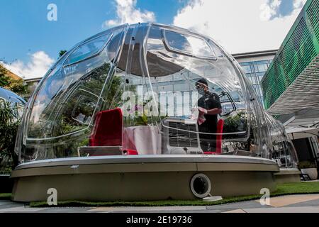 Manila. Januar 2021. Am 5. Januar 2021 reinigt ein Mitarbeiter mit Gesichtsmaske das Geschirr in einem Mehrzweckblasenpod in einem Hotel in Manila, Philippinen. Das Hotel wird die multifunktionalen Luftpolsterfolie für Gäste öffnen, um sie vor COVID-19-Infektionen zu schützen. Quelle: Rouelle Umali/Xinhua/Alamy Live News Stockfoto