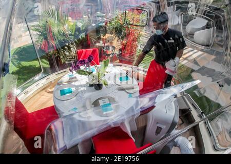 Manila. Januar 2021. Am 5. Januar 2021 reinigt ein Mitarbeiter mit Gesichtsmaske das Geschirr in einem Mehrzweckblasenpod in einem Hotel in Manila, Philippinen. Das Hotel wird die multifunktionalen Luftpolsterfolie für Gäste öffnen, um sie vor COVID-19-Infektionen zu schützen. Quelle: Rouelle Umali/Xinhua/Alamy Live News Stockfoto