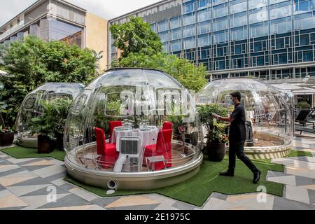 Manila. Januar 2021. Ein Mitarbeiter, der eine Gesichtsmaske trägt, reinigt am 5. Januar 2021 in einem Hotel in Manila, Philippinen, eine multifunktionale Blase. Das Hotel wird die multifunktionalen Luftpolsterfolie für Gäste öffnen, um sie vor COVID-19-Infektionen zu schützen. Quelle: Rouelle Umali/Xinhua/Alamy Live News Stockfoto