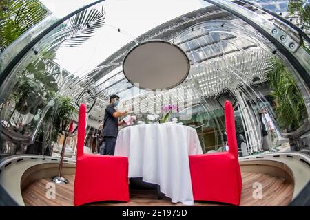 Manila. Januar 2021. Am 5. Januar 2021 reinigt ein Mitarbeiter mit Gesichtsmaske das Geschirr in einem Mehrzweckblasenpod in einem Hotel in Manila, Philippinen. Das Hotel wird die multifunktionalen Luftpolsterfolie für Gäste öffnen, um sie vor COVID-19-Infektionen zu schützen. Quelle: Rouelle Umali/Xinhua/Alamy Live News Stockfoto