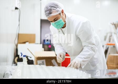 Pharmazeutische Überprüfung des Zustands von frisch hergestellten Gelen für Gesichtscreme. Stockfoto