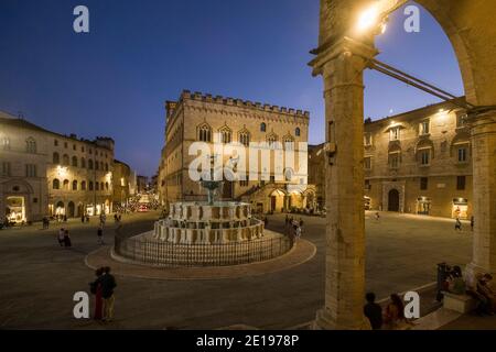 Italien, Umbrien: Perugia. Nachtansicht des Palastes „Palazzo dei Priori“ und des Brunnens „Fontana Maggiore“ auf dem Platz „Piazza IV Novembre“ Stockfoto