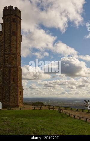 Leith Hill Tower mit Blick auf die umliegende Landschaft, in der Nähe von Dorking, Surrey, England Stockfoto