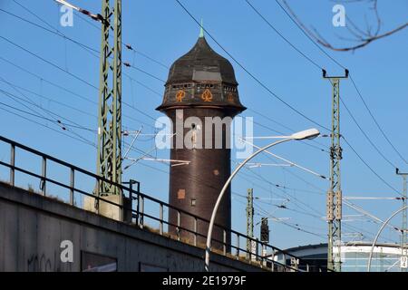 Berlin, Deutschland. Februar 2020. Der Wasserturm am Bahnhof Ostkreuz. Quelle: Soeren Stache/dpa-Zentralbild/ZB/dpa/Alamy Live News Stockfoto