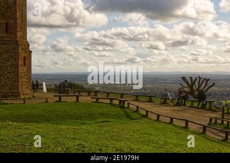 Leith Hill Tower mit Blick auf die umliegende Landschaft, in der Nähe von Dorking, Surrey, England Stockfoto