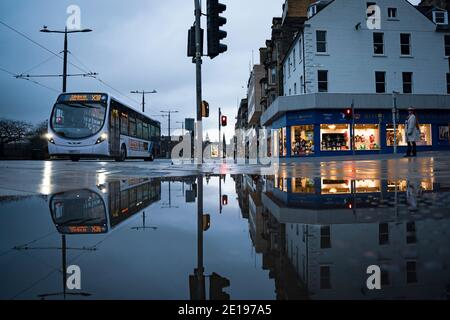 Edinburgh, Schottland, Großbritannien. Januar 2021. Blick auf ein nahezu verlassenes Stadtzentrum von Edinburgh, als Schottland am ersten Tag einer neuen strengen nationalen Sperre aufwacht, die von der schottischen Regierung angekündigt wurde, um den neuen Anstieg der Covid-19-Infektionen einzudämmen. PIC; Princes Street ist sehr ruhig. Iain Masterton/Alamy Live News Stockfoto