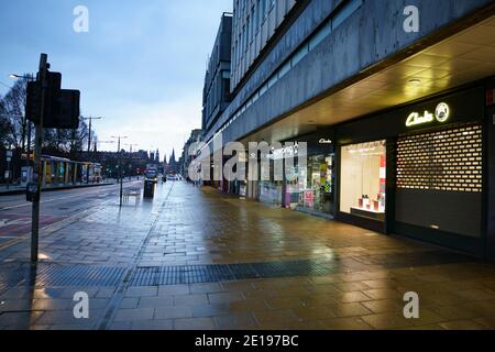 Edinburgh, Schottland, Großbritannien. Januar 2021. Blick auf ein nahezu verlassenes Stadtzentrum von Edinburgh, als Schottland am ersten Tag einer neuen strengen nationalen Sperre aufwacht, die von der schottischen Regierung angekündigt wurde, um den neuen Anstieg der Covid-19-Infektionen einzudämmen. PIC; Princes Street ist sehr ruhig. Iain Masterton/Alamy Live News Stockfoto