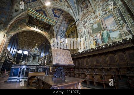 Italien, Umbrien: Perugia. Fresken aus der Renaissance und Stände im Chor des Petersdoms (Basilica di San Pietro) Stockfoto