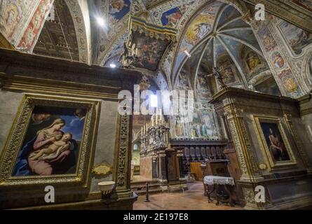 Italien, Umbrien: Perugia. Gemälde in den Seitenschiffen und Chor des Petersdoms (Basilica di San Pietro) Stockfoto