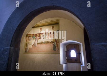 Italien, Toskana: Florenz (Firenze auf Italienisch). Mönchszelle geschmückt mit einem Fresko, das ein biblisches Ereignis darstellt, gemalt von Fra Angelico im San Marco Stockfoto