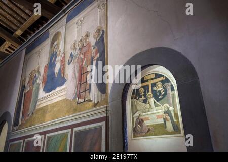 Italien, Toskana: Florenz (Firenze auf Italienisch). Mönchszelle geschmückt mit einem Fresko, das ein biblisches Ereignis darstellt, gemalt von Fra Angelico im San Marco Stockfoto