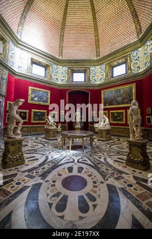 Italien, Toskana: Florenz (Firenze auf Italienisch). Die Tribuna degli Uffizien, ein achteckiger Raum, der von Bernardo Buontalenti in den Uffizien entworfen wurde Stockfoto