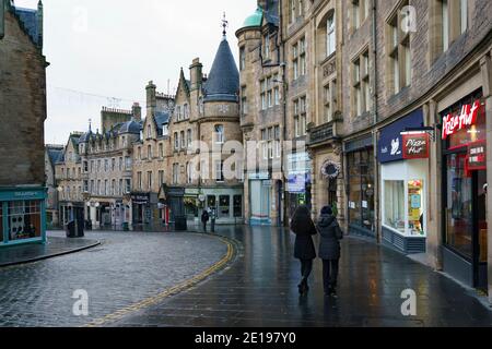 Edinburgh, Schottland, Großbritannien. Januar 2021. Blick auf ein nahezu verlassenes Stadtzentrum von Edinburgh, als Schottland am ersten Tag einer neuen strengen nationalen Sperre aufwacht, die von der schottischen Regierung angekündigt wurde, um den neuen Anstieg der Covid-19-Infektionen einzudämmen. PIC; Cockburn Street in der Altstadt fast menschenleer mit allen Geschäften geschlossen. Iain Masterton/Alamy Live News Stockfoto