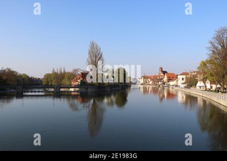 Landschaftlicher Blick über die Isar in landshut mit Reflexionen Stockfoto