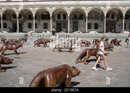 Italien, Toskana: Florenz (Firenze auf Italienisch). ÒWolves Coming!', Skulpturen des chinesischen Künstlers Liu Ruo Wang vor dem Palazzo Pitti Stockfoto