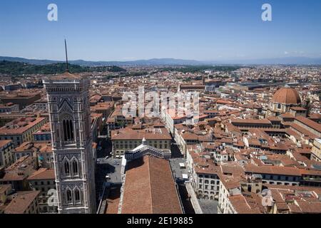 Italien, Toskana: Florenz (Firenze auf Italienisch). Die Stadt und der Campanile di Giotto von der Kuppel der Kathedrale Santa Maria del Fiore (Th Stockfoto