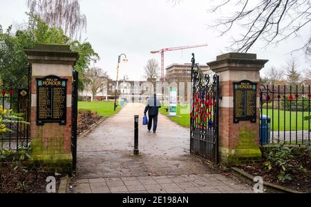 Crawley UK 5. Januar 2021 - die Memorial Gardens im Stadtzentrum von Crawley sind heute ruhig, nachdem der jüngste COVID-19-Sperrungsverbot für England gestern von Premierminister Boris Johnson angekündigt wurde. Die West Sussex Stadt Crawley hat eine der höchsten Anstieg in Fällen im Südosten und seine Wirtschaft leidet auch schlecht wegen seiner Nähe zum Flughafen Gatwick : Credit Simon Dack / Alamy Live News Stockfoto