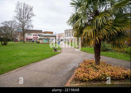 Crawley UK 5. Januar 2021 - die Memorial Gardens im Stadtzentrum von Crawley sind heute ruhig, nachdem der jüngste COVID-19-Sperrungsverbot für England gestern von Premierminister Boris Johnson angekündigt wurde. Die West Sussex Stadt Crawley hat eine der höchsten Anstieg in Fällen im Südosten und seine Wirtschaft leidet auch schlecht wegen seiner Nähe zum Flughafen Gatwick : Credit Simon Dack / Alamy Live News Stockfoto