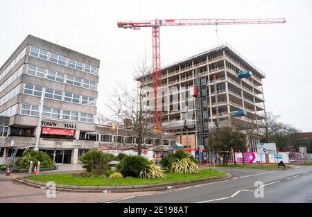 Crawley UK 5. Januar 2021 - die Bauarbeiten am neuen Rathaus von Crawley werden fortgesetzt, da die Stadt heute ruhig ist, nachdem gestern die neuesten COVID-19-Sperrbeschränkungen für England vom Premierminister Boris Johnson angekündigt wurden. Die West Sussex Stadt Crawley hat eine der höchsten Anstieg in Fällen im Südosten und seine Wirtschaft leidet auch schlecht wegen seiner Nähe zum Flughafen Gatwick : Credit Simon Dack / Alamy Live News Stockfoto