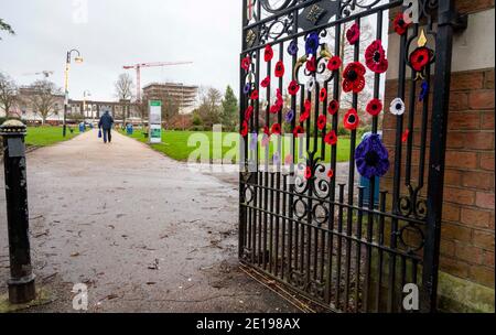 Crawley UK 5. Januar 2021 - die Memorial Gardens im Stadtzentrum von Crawley sind heute ruhig, nachdem der jüngste COVID-19-Sperrungsverbot für England gestern von Premierminister Boris Johnson angekündigt wurde. Die West Sussex Stadt Crawley hat eine der höchsten Anstieg in Fällen im Südosten und seine Wirtschaft leidet auch schlecht wegen seiner Nähe zum Flughafen Gatwick : Credit Simon Dack / Alamy Live News Stockfoto