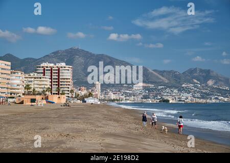 Menschen Hunde am Strand von Fuengirola, Málaga, Spanien. Stockfoto