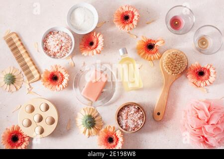 Bad und Körperpflege Produkte und daisy flowers. natürliche Kosmetik für Home Spa Behandlung Stockfoto