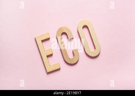 Eco Word Text Holzbuchstaben auf rosa Hintergrund Stockfoto