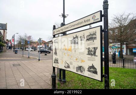 Crawley UK 5. Januar 2021 - die Crawley High Street im Stadtzentrum ist heute ruhig, nachdem gestern die neuesten COVID-19-Sperrbeschränkungen für England vom Premierminister Boris Johnson angekündigt wurden. Die West Sussex Stadt Crawley hat eine der höchsten Anstieg in Fällen im Südosten und seine Wirtschaft leidet auch schlecht wegen seiner Nähe zum Flughafen Gatwick : Credit Simon Dack / Alamy Live News Stockfoto