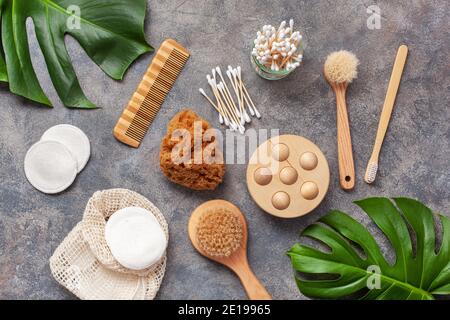 Zero Waste umweltfreundliche Hygiene Bad Konzept. Holzzahnbürste wiederverwendbare Pads Holz Knospen Bürste Stockfoto