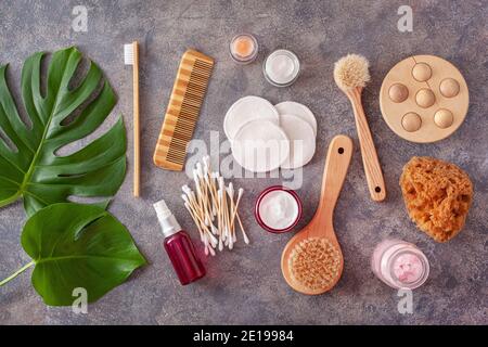 Zero Waste umweltfreundliche Hygiene Bad Konzept. Holzzahnbürste wiederverwendbare Pads Holz Knospen Bürste Stockfoto