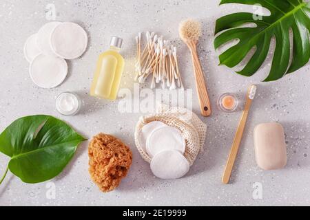 Zero Waste umweltfreundliche Hygiene Bad Konzept. Holzzahnbürste wiederverwendbare Pads Holz Knospen Bürste Stockfoto