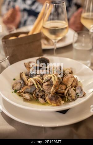 Gedämpfte Vongole Venusmuscheln in Weißweinsauce Stockfoto