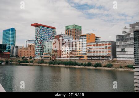 DEUTSCHLAND, DÜSSELDORF - 14. AUGUST 2020: MEDIENHAFEN. Düsseldorfer Stadtbild mit Blick auf Medienhafen Stockfoto