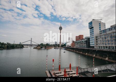 DEUTSCHLAND, DÜSSELDORF - 14. AUGUST 2020: MEDIENHAFEN. Düsseldorfer Stadtbild mit Blick auf Medienhafen Stockfoto