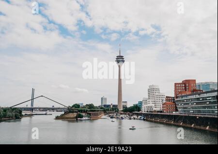 DEUTSCHLAND, DÜSSELDORF - 14. AUGUST 2020: MEDIENHAFEN. Düsseldorfer Stadtbild mit Blick auf Medienhafen Stockfoto