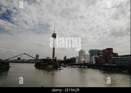DEUTSCHLAND, DÜSSELDORF - 14. AUGUST 2020: MEDIENHAFEN. Düsseldorfer Stadtbild mit Blick auf Medienhafen Stockfoto