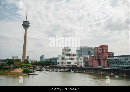 DEUTSCHLAND, DÜSSELDORF - 14. AUGUST 2020: MEDIENHAFEN. Düsseldorfer Stadtbild mit Blick auf Medienhafen Stockfoto