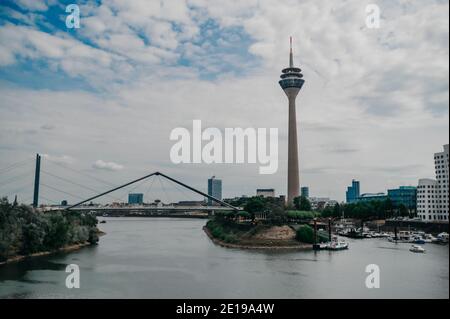 DEUTSCHLAND, DÜSSELDORF - 14. AUGUST 2020: MEDIENHAFEN. Düsseldorfer Stadtbild mit Blick auf Medienhafen Stockfoto