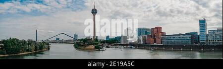 DEUTSCHLAND, DÜSSELDORF - 14. AUGUST 2020: MEDIENHAFEN. Düsseldorfer Stadtbild mit Blick auf Medienhafen Stockfoto