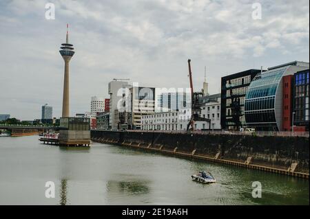 DEUTSCHLAND, DÜSSELDORF - 14. AUGUST 2020: MEDIENHAFEN. Düsseldorfer Stadtbild mit Blick auf Medienhafen Stockfoto