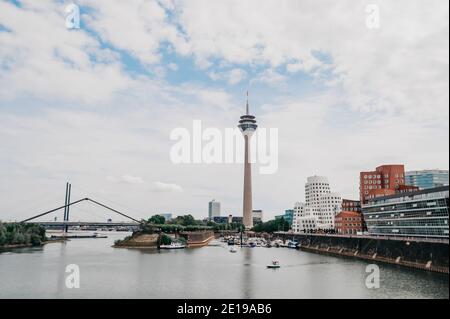 DEUTSCHLAND, DÜSSELDORF - 14. AUGUST 2020: MEDIENHAFEN. Düsseldorfer Stadtbild mit Blick auf Medienhafen Stockfoto