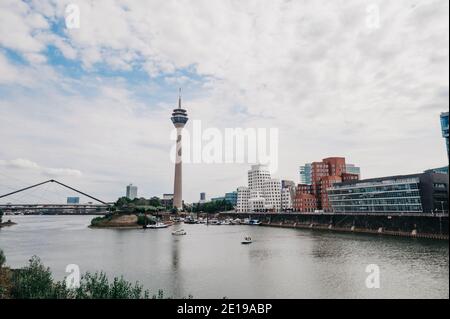 DEUTSCHLAND, DÜSSELDORF - 14. AUGUST 2020: MEDIENHAFEN. Düsseldorfer Stadtbild mit Blick auf Medienhafen Stockfoto