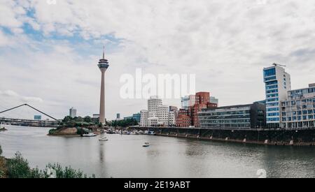 DEUTSCHLAND, DÜSSELDORF - 14. AUGUST 2020: MEDIENHAFEN. Düsseldorfer Stadtbild mit Blick auf Medienhafen Stockfoto