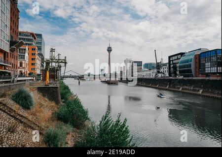 DEUTSCHLAND, DÜSSELDORF - 14. AUGUST 2020: MEDIENHAFEN. Düsseldorfer Stadtbild mit Blick auf Medienhafen Stockfoto