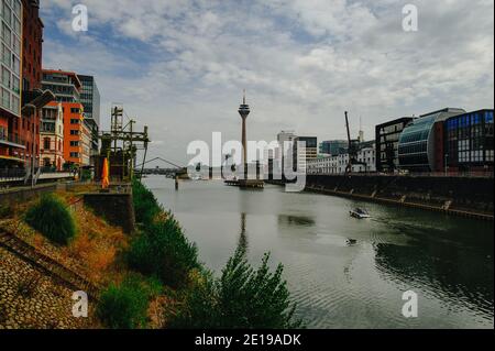DEUTSCHLAND, DÜSSELDORF - 14. AUGUST 2020: MEDIENHAFEN. Düsseldorfer Stadtbild mit Blick auf Medienhafen Stockfoto