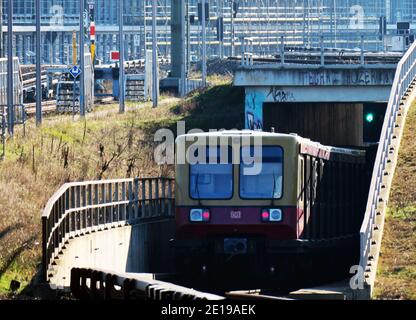 Berlin, Deutschland. Februar 2020. Eine S-Bahn fährt durch eine Unterführung in der Nähe des Bahnhofs Ostkreuz. Quelle: Soeren Stache/dpa-Zentralbild/ZB/dpa/Alamy Live News Stockfoto