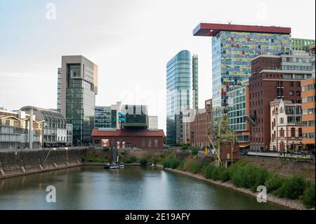 DEUTSCHLAND, DÜSSELDORF - 14. AUGUST 2020: MEDIENHAFEN. Düsseldorfer Stadtbild mit Blick auf Medienhafen Stockfoto
