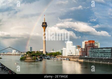 DEUTSCHLAND, DÜSSELDORF - 14. AUGUST 2020: MEDIENHAFEN. Düsseldorfer Stadtbild mit Blick auf Medienhafen Stockfoto