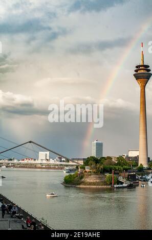 DEUTSCHLAND, DÜSSELDORF - 14. AUGUST 2020: MEDIENHAFEN. Düsseldorfer Stadtbild mit Blick auf Medienhafen Stockfoto
